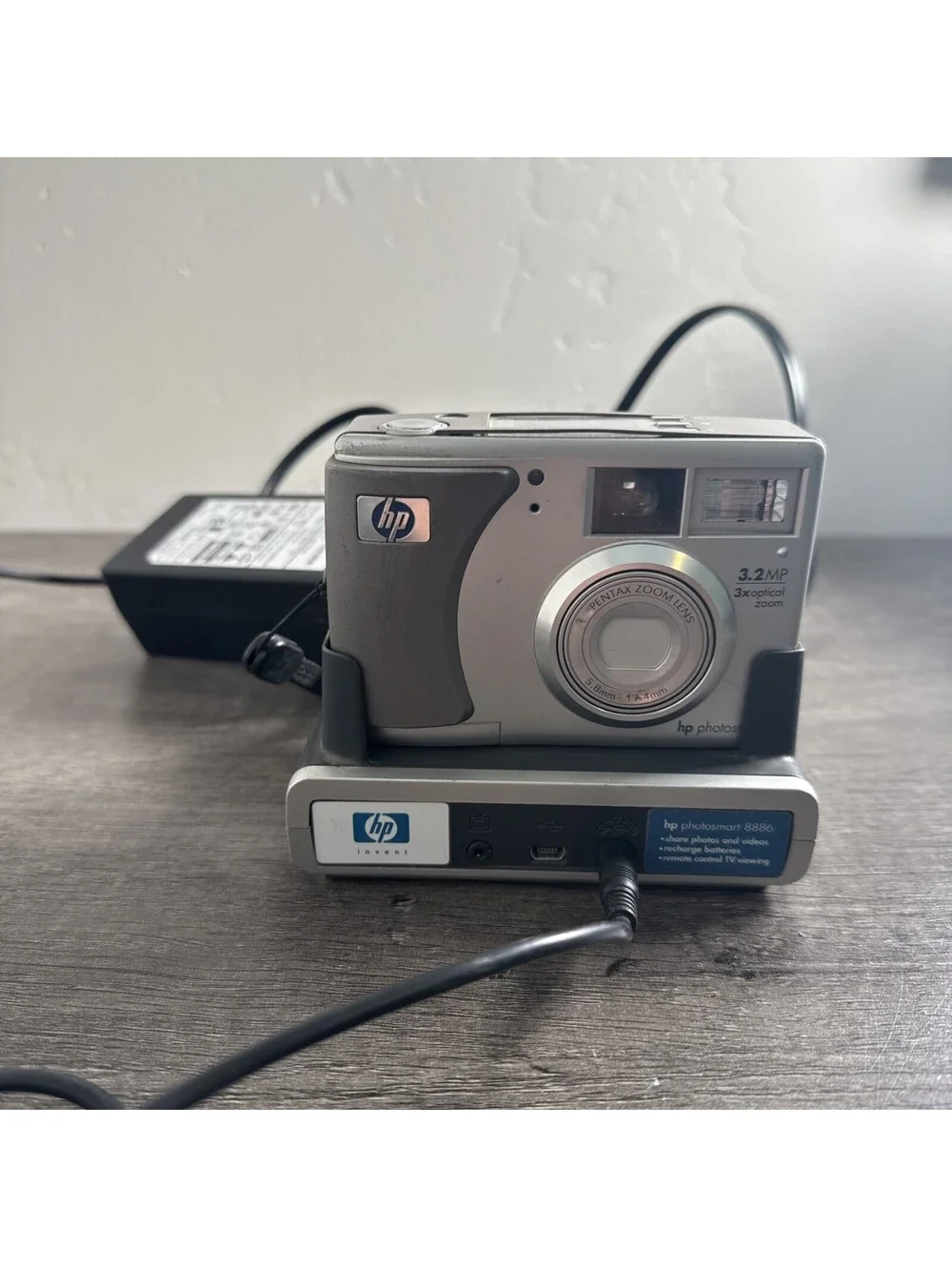 HP PhotoSmart 733 3.2MP Digital Camera - Silver And 8886 Cradle - WORKS